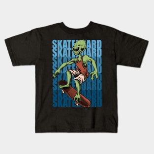 Alien skatebording Kids T-Shirt